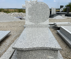 Nagrobek pojedynczy nagrobek granitowy strzegom rzezba rozna krzyz